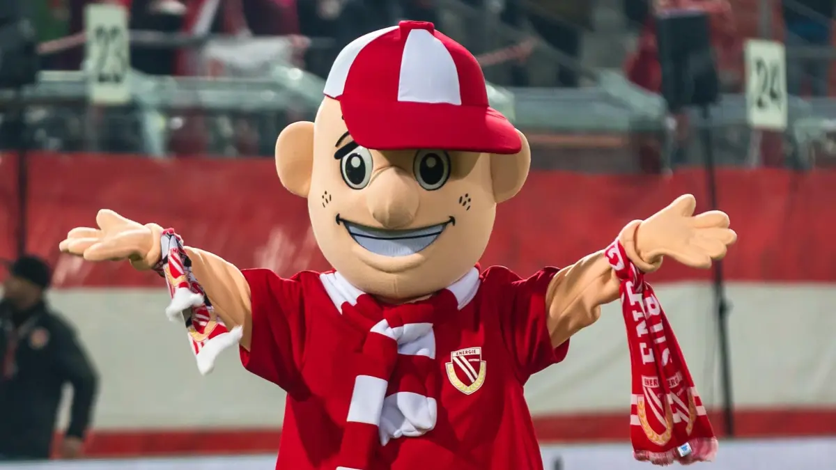 3. Liga Saison 2024/25 FC Energie Cottbus vs. Hannover 96 II: 3. Liga Saison 2024/25 FC Energie Cottbus vs. Hannover 96 II: Das neue Lauzi-Maskottchen
(Wichtiger Hinweis: Der DFB untersagt die Verwendung von Sequenzbildern im Internet und in Online-Medien während des Spiels (einschließlich Halbzeit). Sperrfrist! Der DFB erlaubt die Publikation und Weiterverwertung der Bilder auf mobilfunkfähigen Endgeräten (insbesondere MMS) und über DVB-H und DMB erst nach Spielende.)