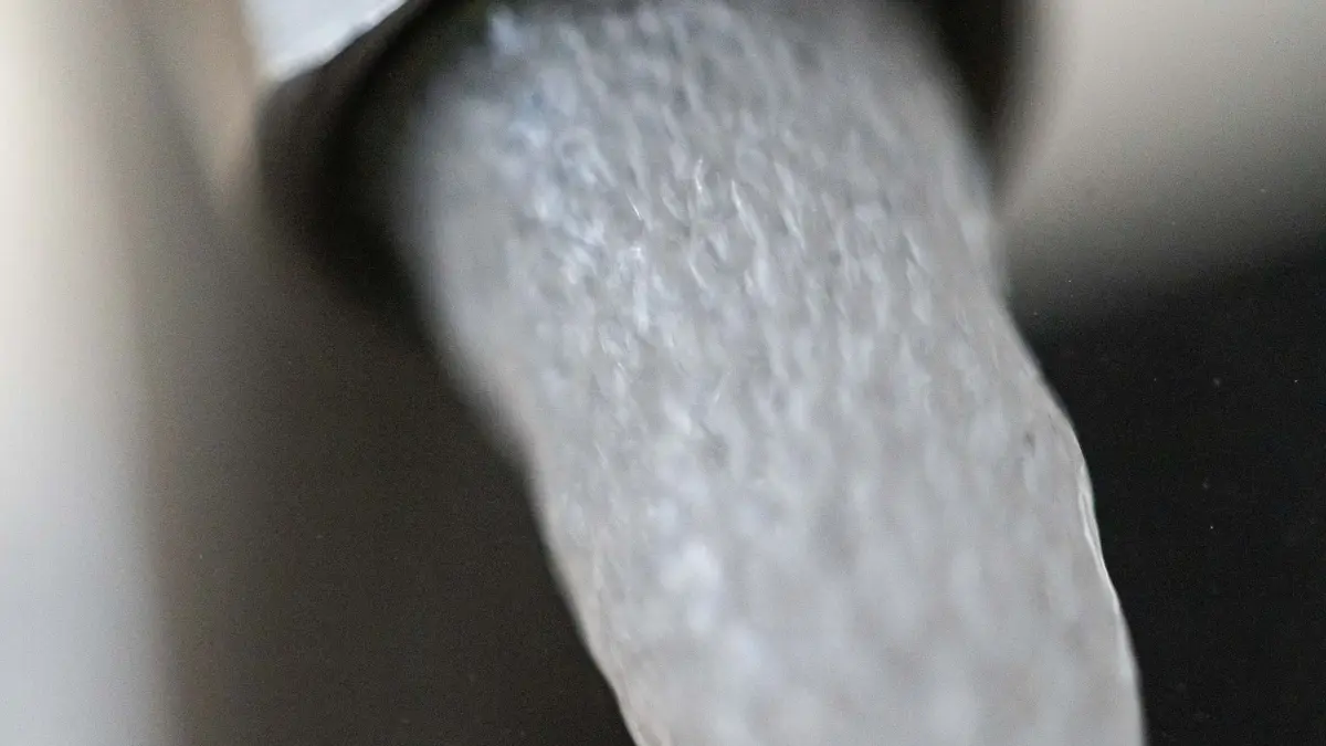 Trinkwasser in Baden-Württemberg: ILLUSTRATION - 17.02.2025, Baden-Württemberg, Stuttgart: ILLUSTRATION - Trinkwasser kommt aus einem Wasserhahn. (zu dpa: «Unbekannte sorgen für heftigen Wasserschaden») Foto: Marijan Murat/dpa +++ dpa-Bildfunk +++