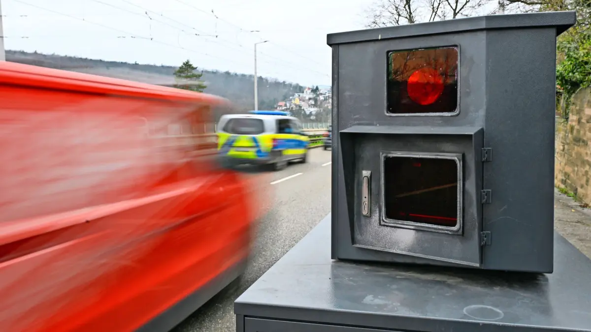 ARCHIV - 08.03.2024, Baden-Württemberg, Stuttgart: Autos fahren auf einer Zufahrtsstraße zur Innenstadt von Stuttgart an einem Blitzer zur Geschwindigkeitskontrolle vorbei. (Wischeffekt durch Langzeitbelichtung) (zu dpa: «Freies Rasen? Ministerium prüft Berichte über Verjährung») Foto: Bernd Weißbrod/dpa +++ dpa-Bildfunk +++