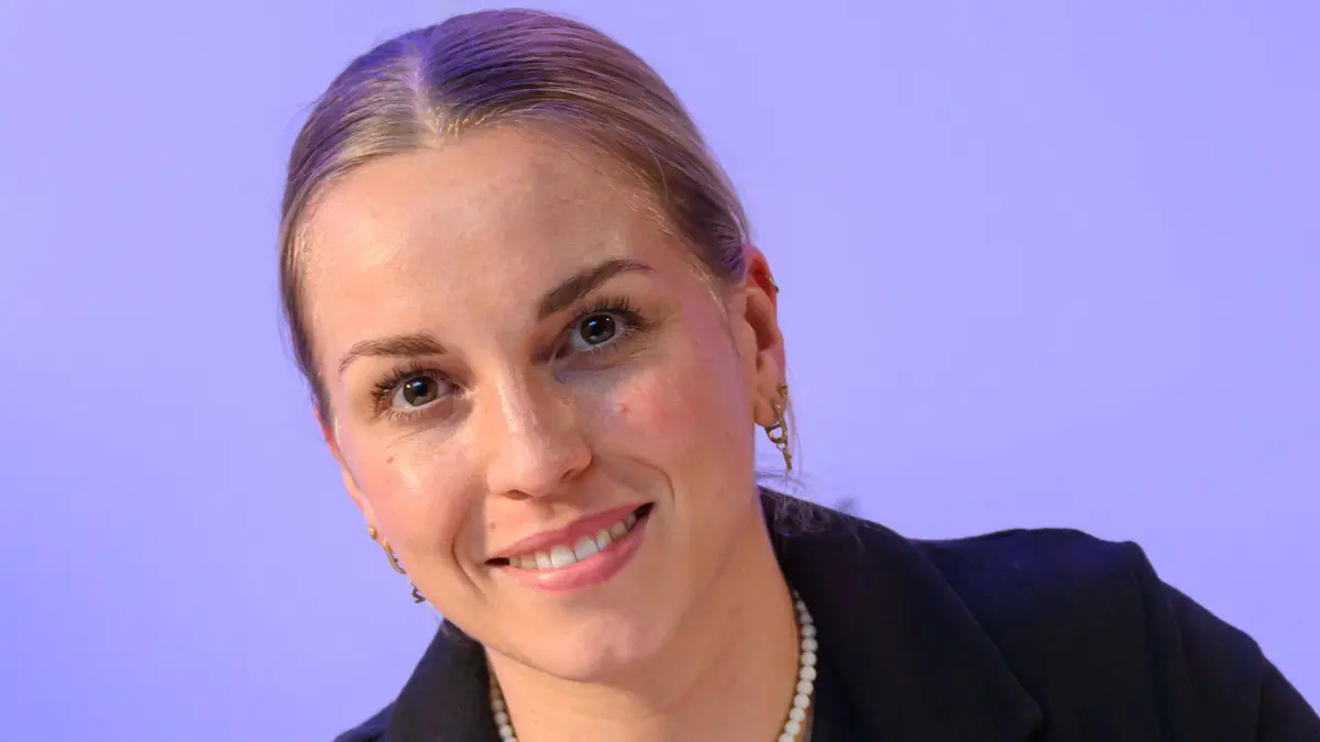 Auszeichnung - „Der Weg des Ruhmes“: ARCHIV - 20.11.2024, Brandenburg, Cottbus: Emma Hinze, Radsportlerin, aufgenommen bei der Ehrung mit den neuen Plaketten beim «Der Weg des Ruhmes». Die Sportlerinnen und Sportler erkämpften bei den Olympischen Spielen 2024 in Paris alle Medaillenfarben. Um diese Plaketten wurde nun «Der Weg des Ruhmes» bei einer öffentlichen Würdigung erweitert. Voraussetzung für die Aufnahme in den «Der Weg des Ruhmes» ist neben dem Medaillengewinn bei Olympischen Spielen die Mitgliedschaft in einem Cottbuser Sportverein oder die Geburt in Cottbus. Insgesamt wurden bisher 76 Gewinner von olympischen und paralympischen Medaillen mit Plaketten im Gehweg vor dem Rathaus gewürdigt. (zu dpa: «Bahnrad-Star Hinze klagt: 287,03 Euro für EM-Gold») Foto: Patrick Pleul/dpa +++ dpa-Bildfunk +++