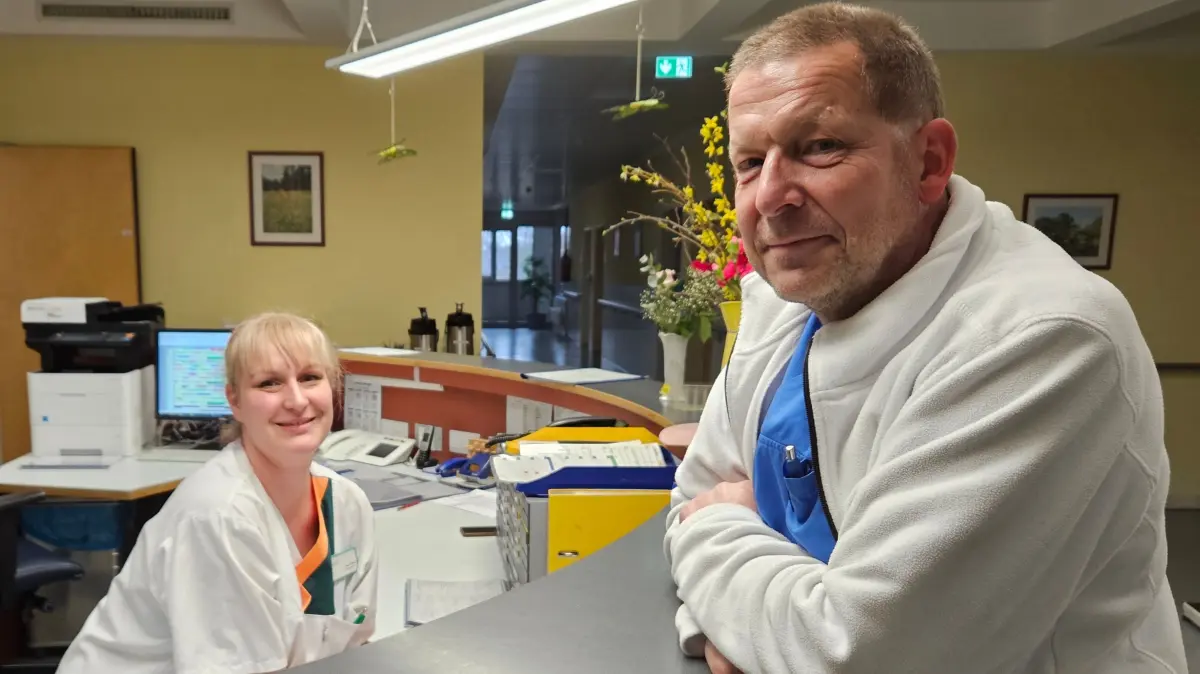 Dr. Ingo Beyer ist Geschäftsführender Oberarzt und Facharzt für Chirurgie und Viszeralchirurgie im Klinikum Finsterwalde. Hier bespricht er sich mit Krankenschwester Eileen Köhler.