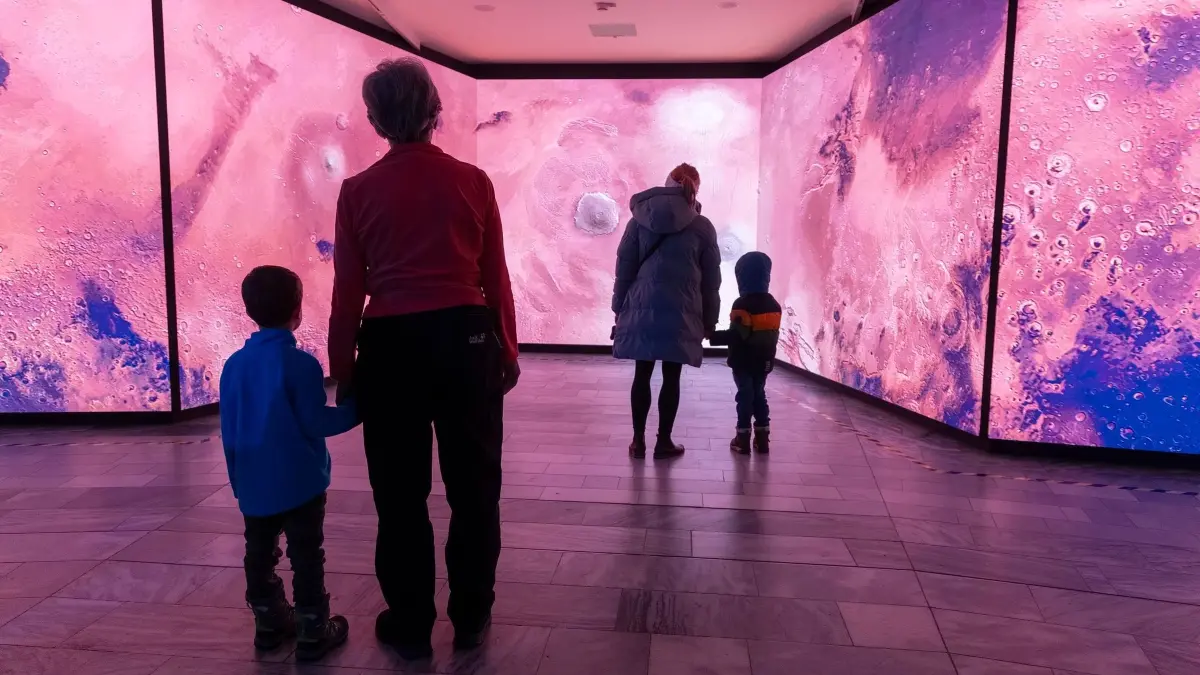 Im Planetarium in Berlin-Prenzlauer Berg können Besucher seit kurzem schon im Foyer in Bilderwelten eintauchen.