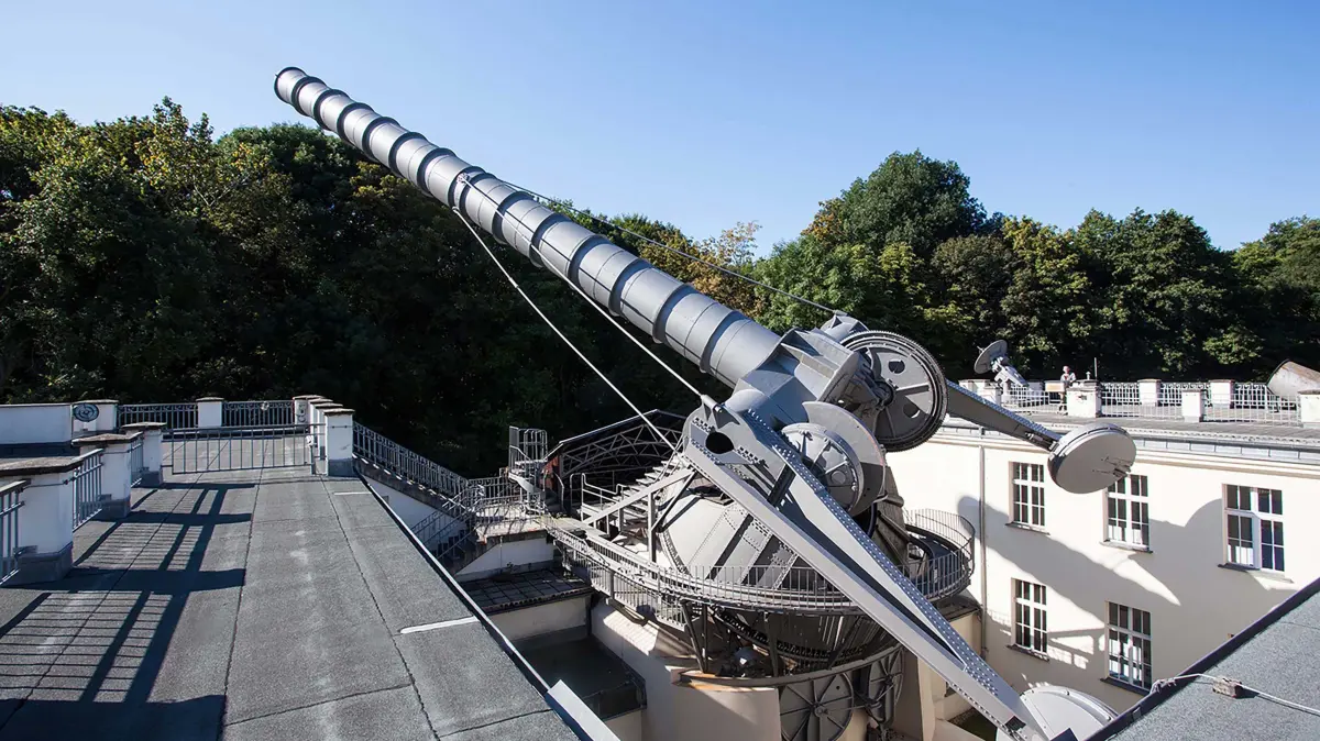 Das 1896 gebaute Riesenfernrohr der Archenhold-Sternwarte im Treptower Park ist mit seinr 21 Meter Brennweite das längste bewegliche Linsenfernrohr der Welt.