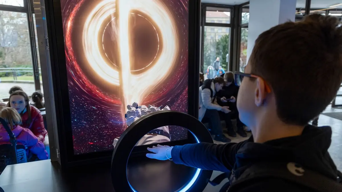 In der neuen Dauerausstellung im Foyer des Planetariums Berlin können Besucher ins "Schwarze Loch" fassen.