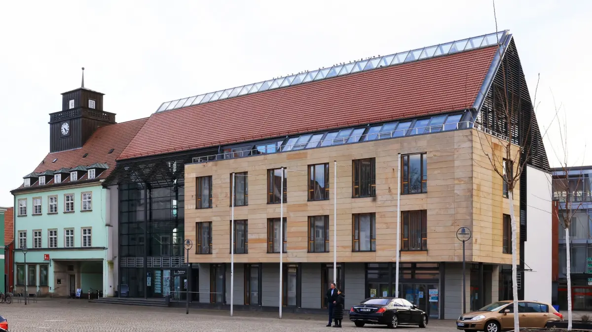 Anfang April werden die Senftenberger Stadtverordneten im großen Ratssaal unter dem Rathausdach über die neuen Hebesätze für die Grundsteuer entscheiden.
