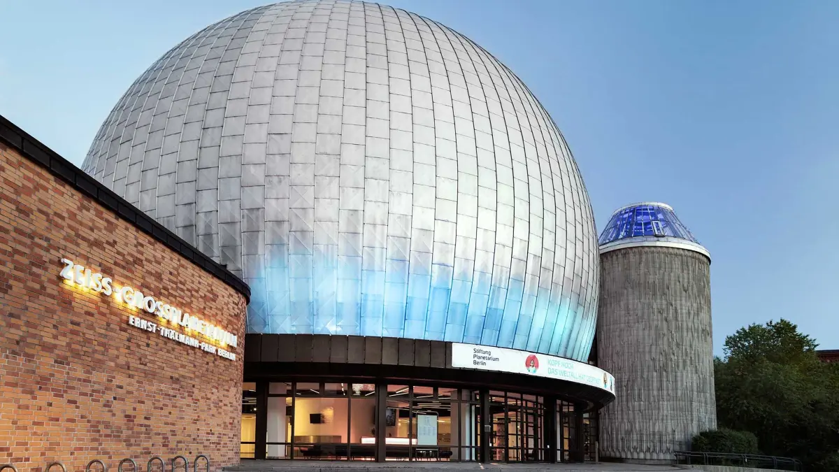 Das 1987 noch zu DDR-Zeiten eröffnete Planetarium an der Prenzlauer Allee wurde vor kurzem unter Denkmalschutz gestellt.