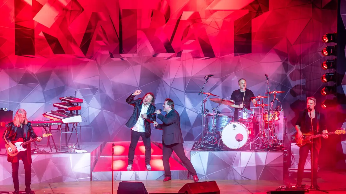 Karat in Cottbus: Gitarrist Bernd Römer (l-r), Keyboarder Martin Becker, Sänger Claudius Dreilich, Schlagzeuger Heiko Jung und Bassist Daniel Bätge stehen bei einem Konzert von Karat auf der Bühne der Cottbuser Stadthalle.
Karat feiert in diesem Jahr das 50. Bandjubiläum und veröffentlichte aus diesem Anlass ihr 15. Studioalbum «Hohe Himmel». Neben den Studioalben sind fünf Livealben und zahlreiche Kompilationen erschienen.