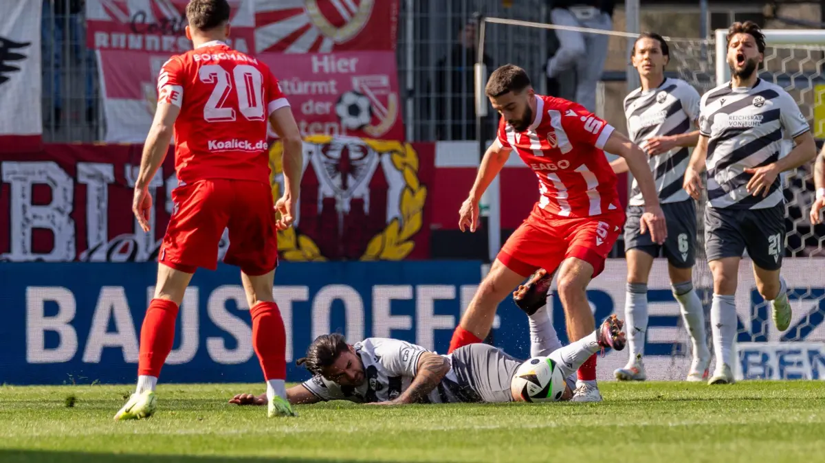Viel Einsatz im Hardtwaldstadion von Sandhausen: Axel Borgmann (links) und Dominik Pelivan von Energie Cottbus erobern hier gegen Dominic Baumann den Ball.