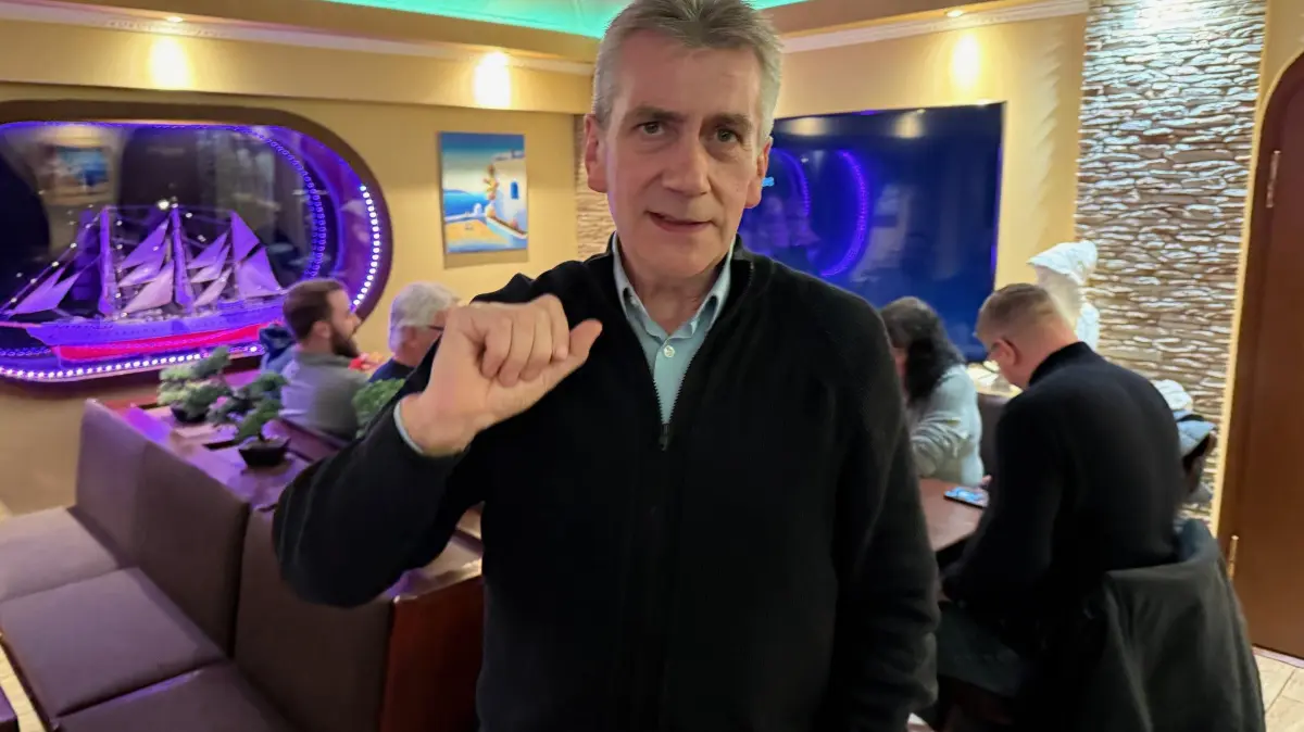 Ausklang beim Griechen: Wahlverlierer René Stadtkewitz (AfD) traf sich gegen Ende der Auszählung in einem griechischen Restaurant mit seinen Unterstützern, um den Ausgang der Stichwahl zu analysieren...