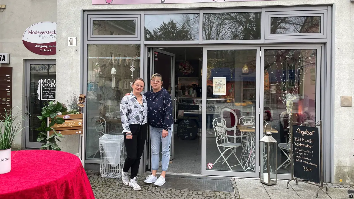 Julia und Peggy Sander vor ihrem Eiscafé in Königs Wusterhausen. Eigentlich war ein Durchbruch nach nebenan geplant.