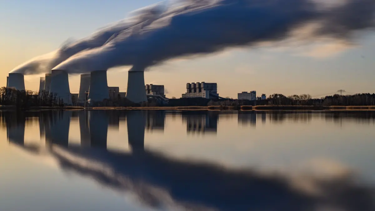 Lausitzer Braunkohlerevier: 17.03.2025, Brandenburg, Peitz: Wasserdampf steigt aus den Kühltürmen des Braunkohlekraftwerks Jänschwalde der Lausitz Energie Bergbau AG (LEAG). Das Braunkohlekraftwerk soll bis Ende 2028 vom Netz gehen. Bereits 2025 soll Block A stillgelegt werden. Foto: Patrick Pleul/dpa - Honorarfrei nur für Bezieher des Dienstes ZB-Funkregio Ost +++ ZB-FUNKREGIO OST +++