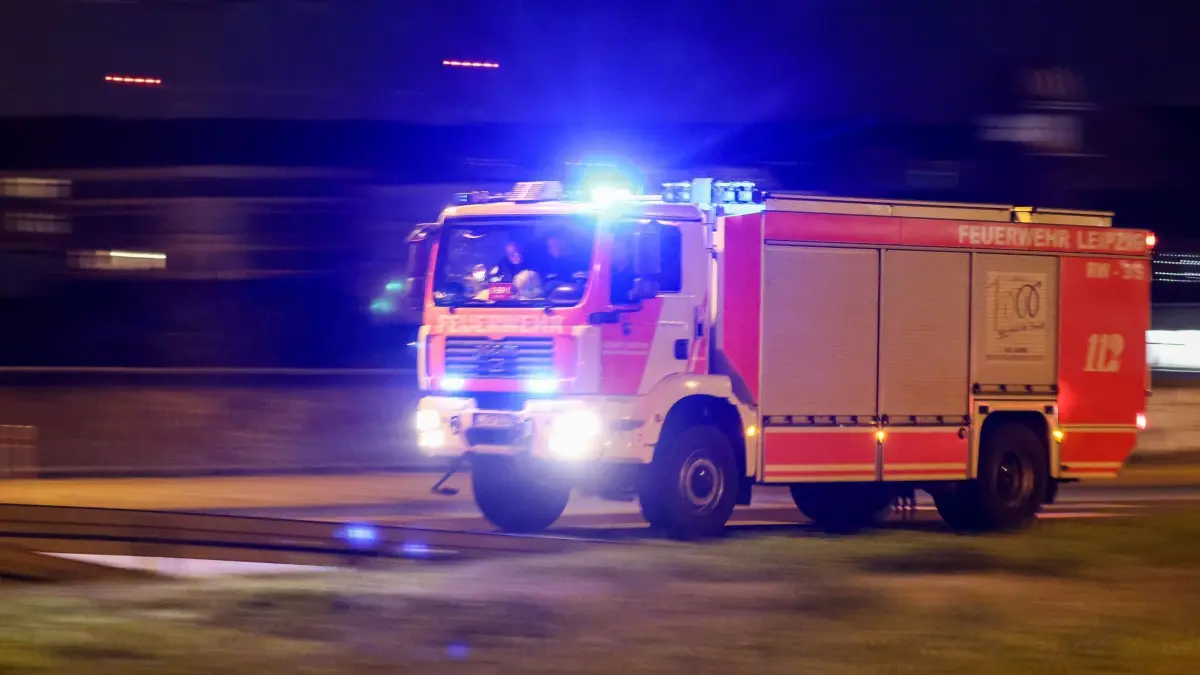 Lagerhalle auf Deponiegelände in Vollbrand: ARCHIV - 18.12.2023, Sachsen, Leipzig: Ein Löschfahrzeug der Feuerwehr fährt mit Blaulicht und Martinshorn. (zu dpa: «Mann stirbt bei Wohnungsbrand - 24 Menschen verletzt») Foto: Jan Woitas/dpa +++ dpa-Bildfunk +++
