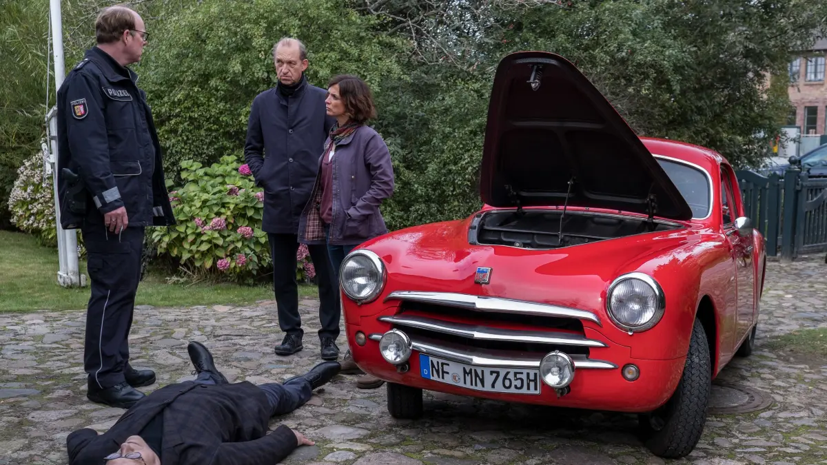 Friedel Tanner (Dieter Flechsenberger, z. v. l.) wird tot neben seinem restaurierten Oldtimer gefunden.