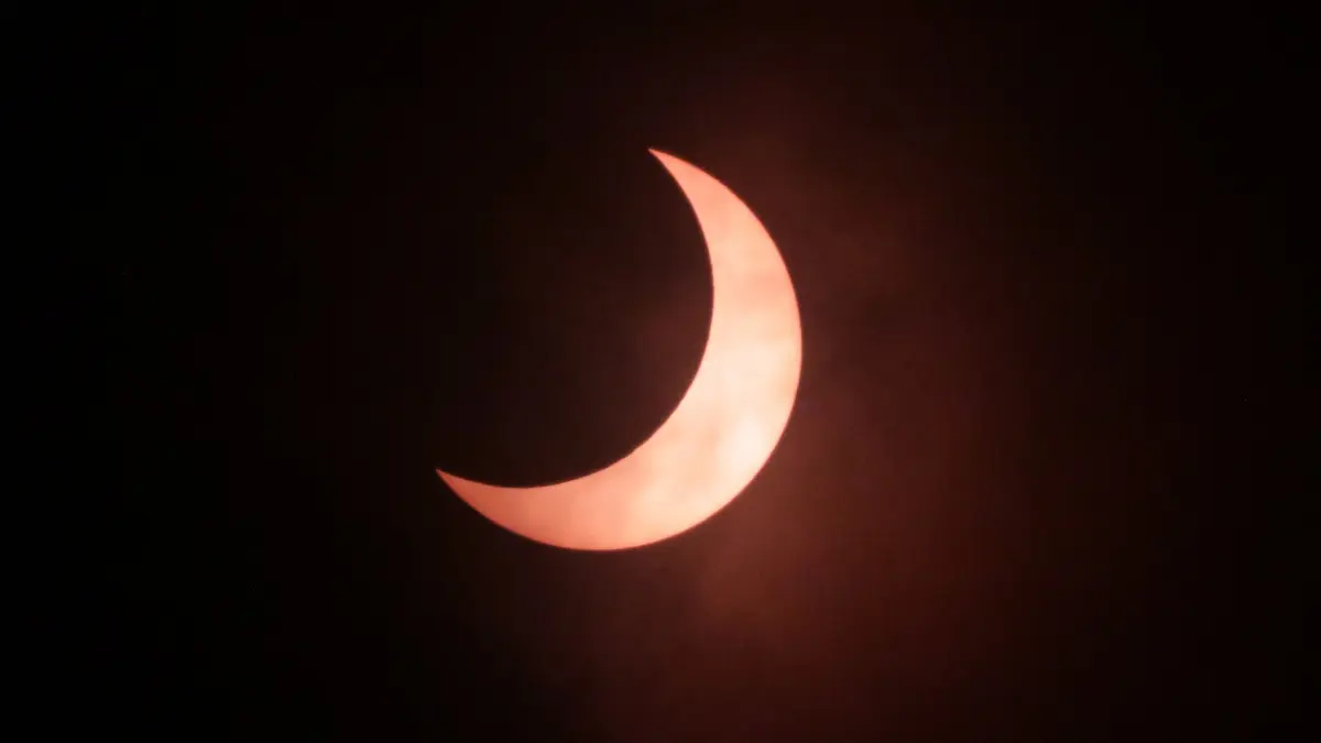 Viele Menschen reisen in andere Länder, um einmal in ihrem Leben eine totale Sonnenfinsternis erlebt zu haben. Wie entsteht sie eigentlich?