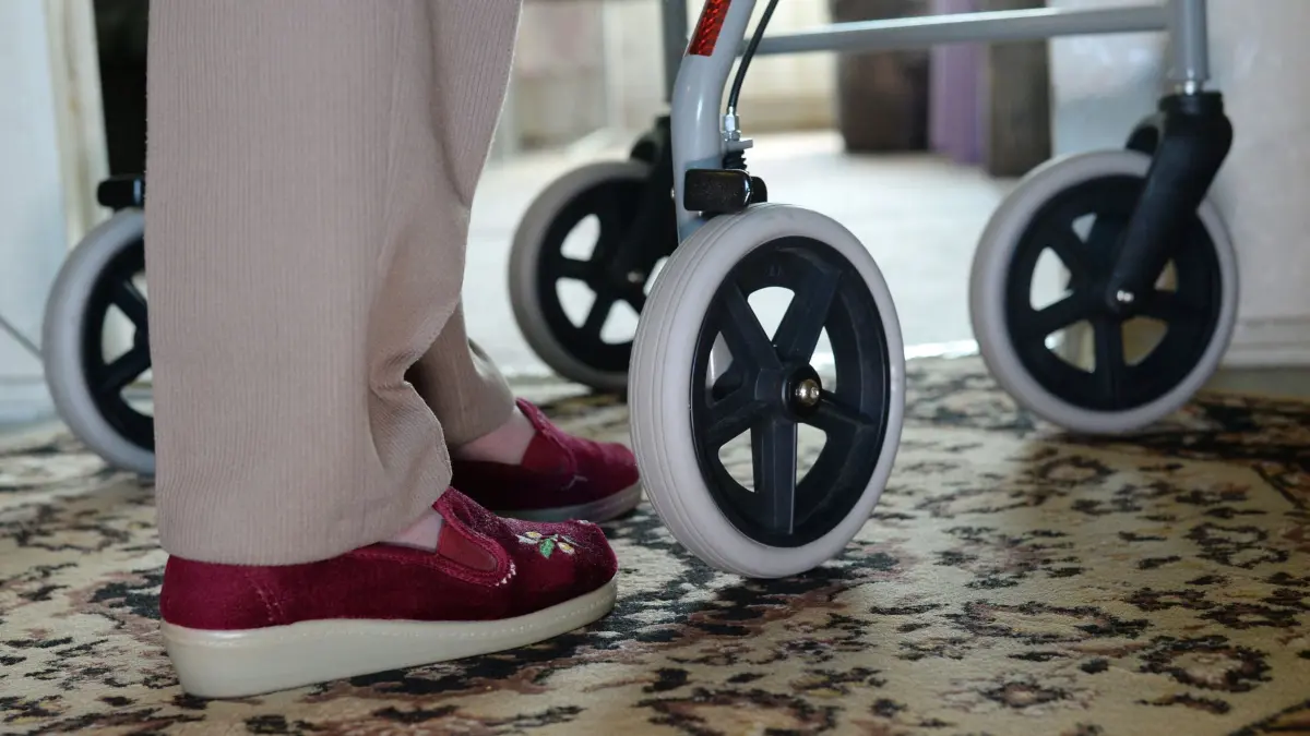 Frau geht mit Rollator durch ihre Wohnung: ARCHIV - Werden die Muskeln schwächer, steigt die Gefahr für Stürze. Um das zu verhindern, sind selbst kleine Aktivitäten sinnvoll, um bestimmte Bewegungsabläufe gezielt zu trainieren. (zu dpa: «Nicht stürzen! So sind Pflegebedürftige sicherer unterwegs») Foto: Jens Kalaene/dpa-Zentralbild/dpa-tmn - Honorarfrei nur für Bezieher des dpa-Themendienstes +++ dpa-Themendienst +++