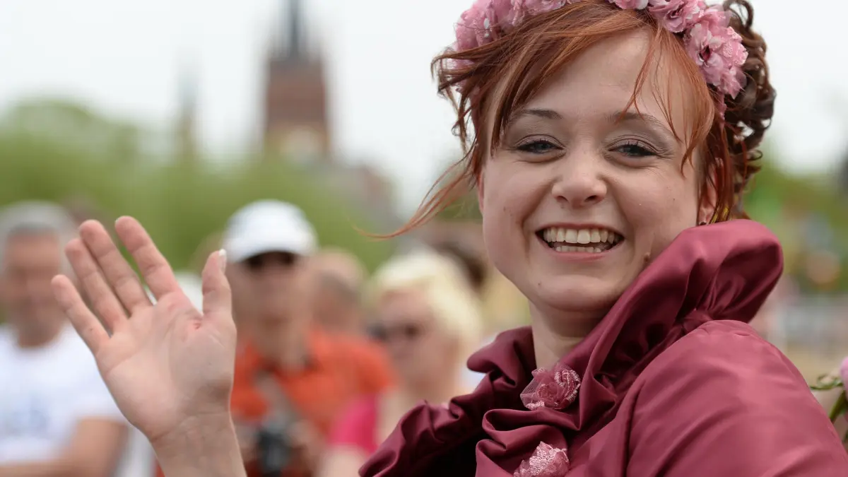 Baumblütenkönigin Tamara Thierschmann winkt am 25.04.2015 während des 136. Baumblütenfestes in Werder/Havel (Brandenburg).