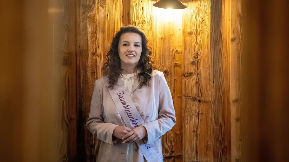 Theresa Tauchert, neue Baumblütenkönigin von in Werder an der Havel, spricht während einer Pressekonferenz zum Programm des 145. Baumblütenfestes. Die angehende Meisterin für Sanitär-, Heizungs- und Klimatechnik wurde bei der Königinnenwahl unter fünf Bewerberinnen ausgewählt. Das Volksfest findet von 03. bis 05. Mai statt. +++ dpa-Bildfunk +++