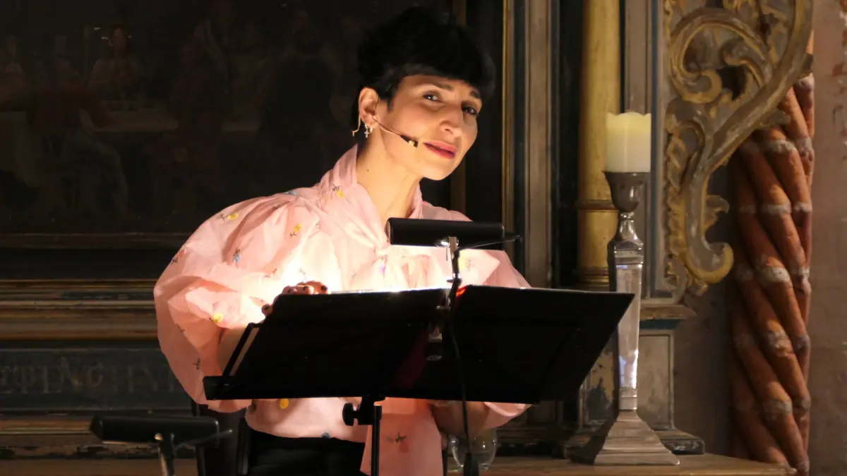 Schauspielerin Neda Rahmanian liest die Texte von Hildegard von Bingen beim Auftaktkonzert von Aequinox 2025.