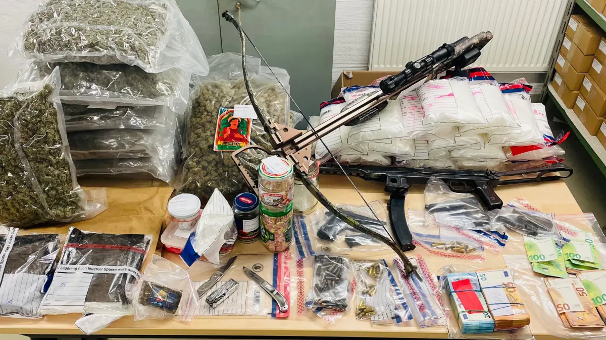 Kiloweise Drogen, aber auch Waffen und Bargeld hat die Polizei in der Asservatenkammer liegen. Dieser üppige Fund wird drei Tatverdächtigen zugeordnet, die der Polizei am 14. Februar ins Netz gingen.
