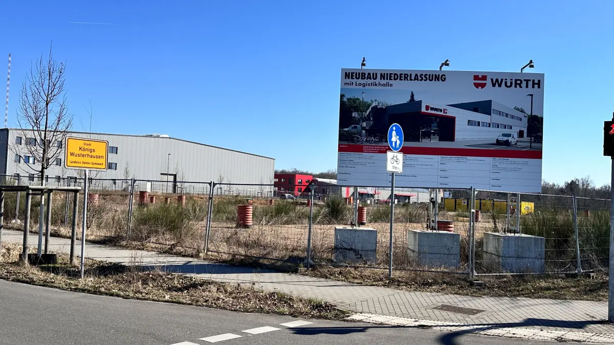 Blick von der B179 auf das Baugrundstück der Firma Würth im Technologiepark Königs Wusterhausen - bald beginnen die Bauarbeiten.