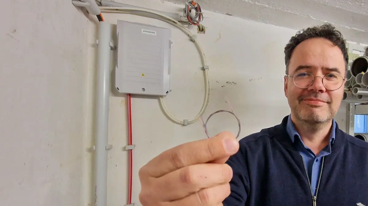 Klein, aber schnell: Jahrelang hat ATD-Geschäftsführer David Blauth um einen Glasfaser-Anschluss gekämpft. Jetzt ist der Anschluss da (im Hintergrund).