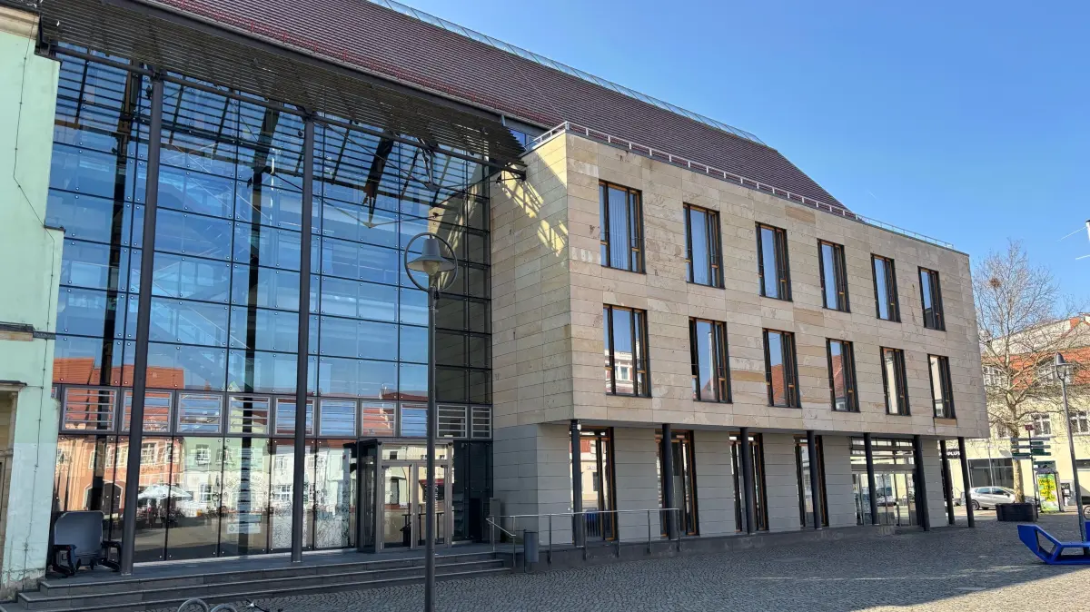 Im Senftenberger Rathaus am Markt ist die Kämmerei beheimatet. Diese schlägt den neuen Hebesatz für die Grundsteuer vor. Das letzte Wort darüber haben die Stadtverordneten am 9. April.