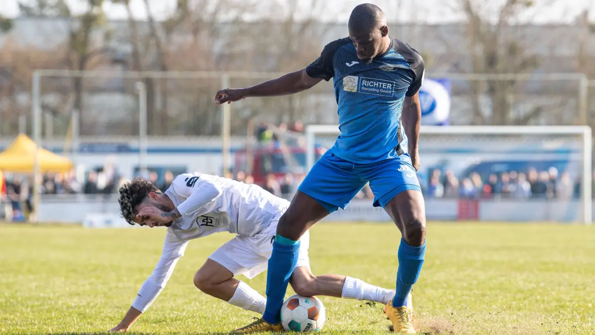 HF Landespokal RSV Eintracht - Cottbus 2024/25: Fussball, Herren, Saison 2024/2025, Landespokal Brandenburg (Halbfinale), RSV Eintracht 1949 - FC Energie Cottbus, v.l. Lucas Copado (Energie Cottbus), Saheed Mustapha (RSV Eintracht), 22.03. 2025, Foto: Sebastian Räppold / Matthias Koch