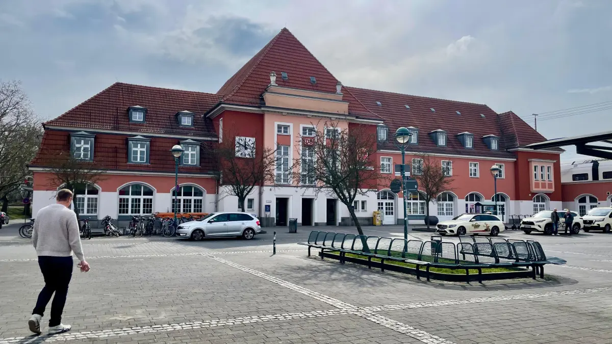 Blick auf den Bahnhof in Frankfurt (Oder). Der Bahnhofsvorplatz wurde in den frühen Morgenstunden Schauplatz eines Raubes.