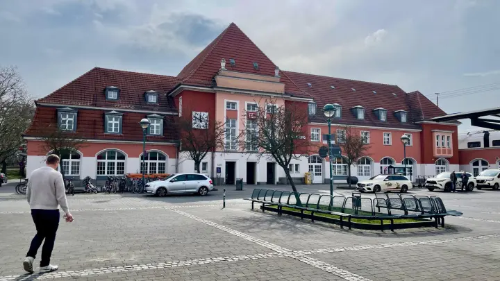 RE1 und Tesla - ist die Bahnstrecke bald übervoll?