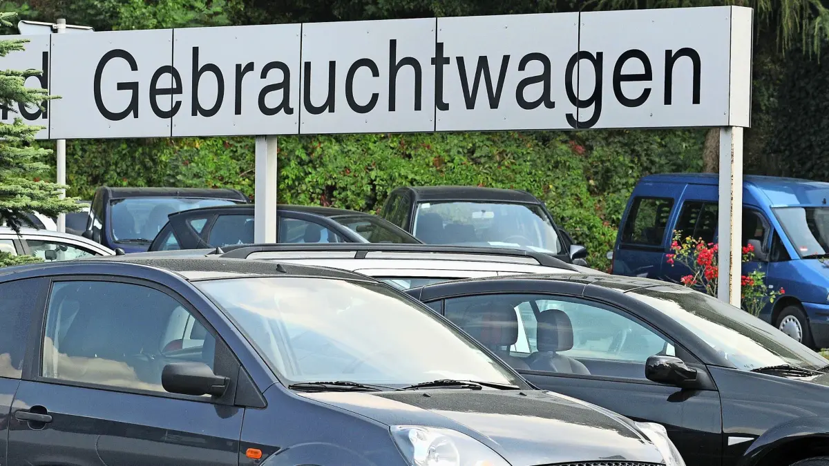 ARCHIV - Gebrauchtwagen stehen auf dem Hof eines Autohändlers, aufgenommen am 23.09.2009. Foto: Armin Weigel dpa (Zu dpa "Alte Reifen, falscher Tüv: Böse Überraschung beim Autokauf" vom 29.06.2016) +++(c) dpa - Bildfunk+++