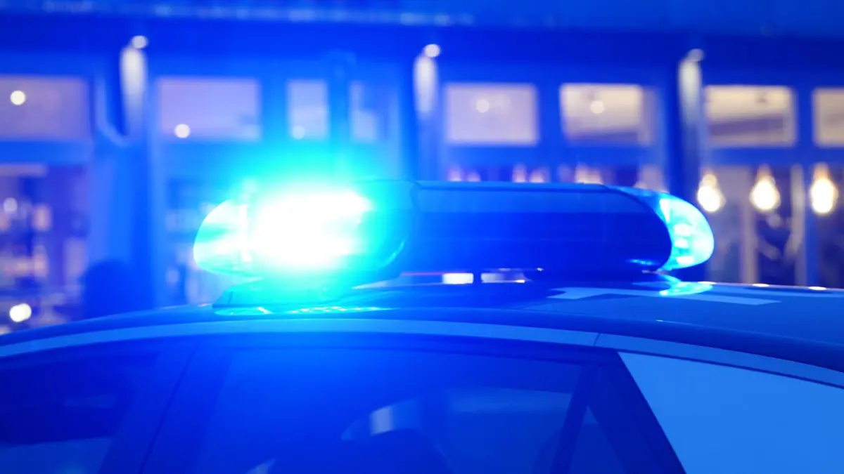 ARCHIV - 21.02.2024, Hamburg: Ein Streifenwagen der Polizei steht mit eingeschaltetem Blaulicht an einem Einsatzort. (zu dpa: «Nach Diebstahl auf Juwelier - Polizei fahndet nach Bande») Foto: Marcus Brandt/dpa +++ dpa-Bildfunk +++