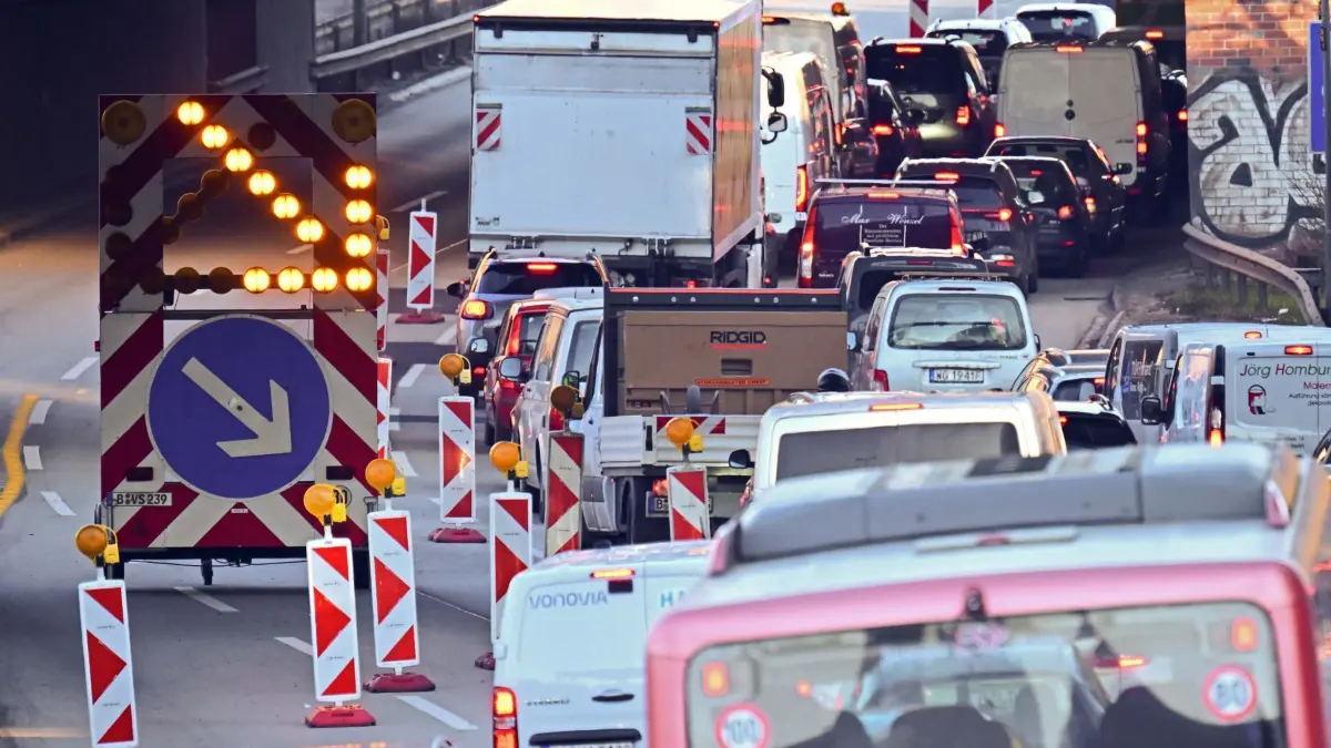 A100-Brücke gesperrt: ARCHIV - 20.03.2025, Berlin: Autos stehen auf der A100 in Richtung der gesperrten Brücke an der Messe im Stau. Die Ringbahnbrücke der A100 im Westen Berlins ist seit Mittwochabend aus Sicherheitsgründen in nördlicher Richtung voll gesperrt. Untersuchungen hatten ergeben, dass die Brück aus statischen Gründen nicht mehr befahrbar ist. Die Brücke wurde 1963 gebaut. (zu dpa: «Stau auf der A100 in Richtung Neukölln») Foto: Sebastian Gollnow/dpa +++ dpa-Bildfunk +++
