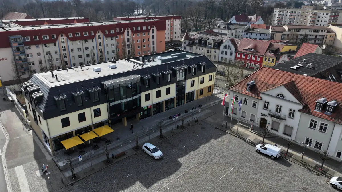 Luftaufnahme vom 23. März 2025 Blick auf die Altstadt vom Spremberg Marktplatz, saniertes Bürgerhaus