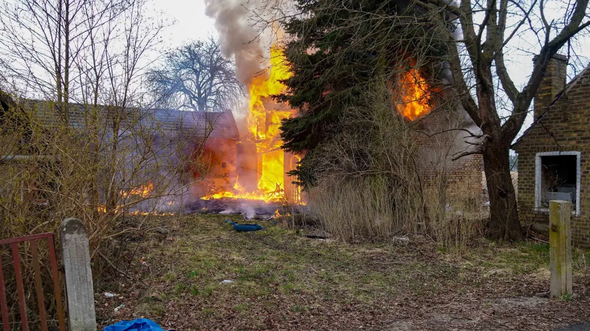 Brand in Weißkeißel: Eine Scheune ist in der Gemeinde Weißkeißel komplett abgebrannt. Das Gebäude stand beim Eintreffen der Feuerwehr bereits in Vollbrand.