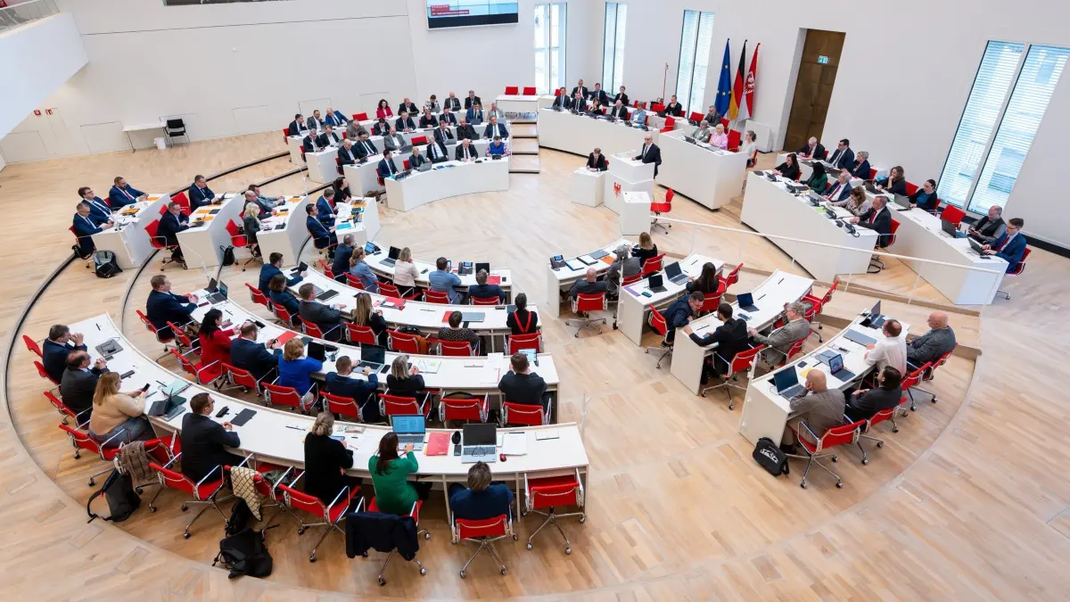 10. Sitzung Landtag Brandenburg: 26.03.2025, Brandenburg, Potsdam: Dietmar Woidke (SPD, Mitte r), Ministerpräsident von Brandenburg, gibt während der Sitzung des Brandenburger Landtags die Regierungserklärung ab. Foto: Soeren Stache/dpa +++ dpa-Bildfunk +++