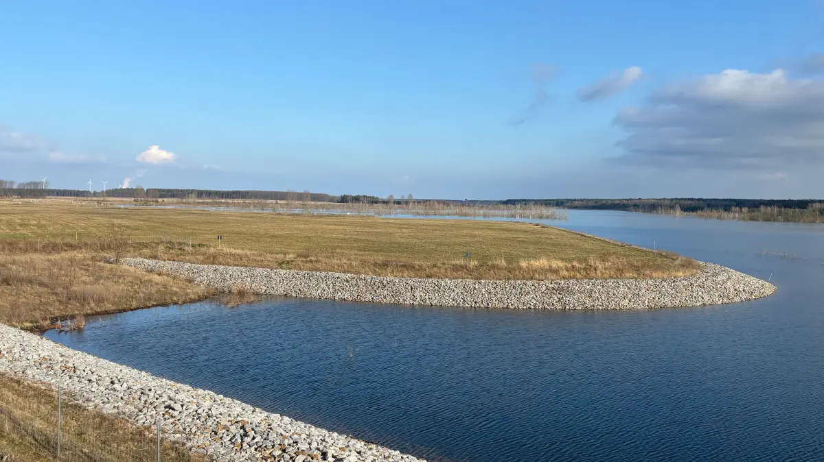 Blick auf das westliche Ende des Baugebietes Sedlitzer Bucht. Dort könnte eine Art Hafen entstehen. Ganz in der Nähe verläuft der Radweg von Sedlitz nach Senftenberg.