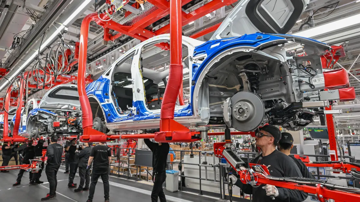 Mitarbeiter der Tesla Gigafactory Berlin Brandenburg arbeiten an einer Fertigungslinie eines Elektrofahrzeuges vom Typ Model Y. Am 22.03.2022 wurde das Tesla Werk eröffnet und in Betrieb genommen. Inzwischen sind dort etwa 10.000 Mitarbeiter beschäftigt. (zu dpa "Ein Jahr Tesla-Werk in Deutschland - Vorzeigefabrik und Streitobjekt") +++ dpa-Bildfunk +++