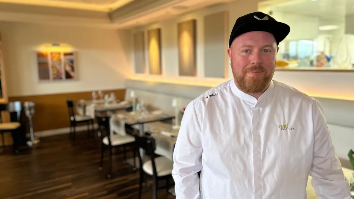 Marco Wahl, Küchenchef vom Restaurant Sawito in Falkensee, kocht für seine Gäste.