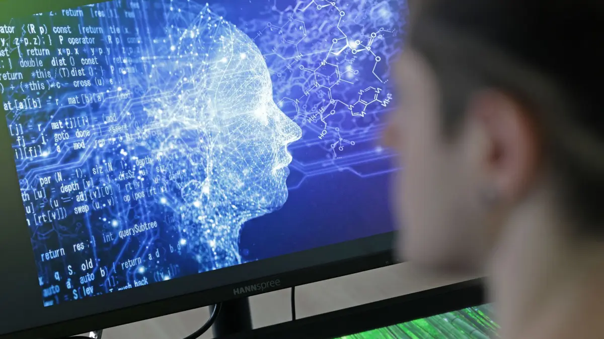 Symbolbild Künstliche Intelligenz: ARCHIV - 28.02.2025, Sachsen-Anhalt, Wernigerode: Mit dem Begriff der Künstlichen Intelligenz (KI) werden derzeit viele Hoffnungen zur Lösung gesellschaftlicher Probleme verbunden. Welcher Nutzen die KI bringt, wird die Zukunft zeigen. Das Bild zeigt einen Studenten im Computerraum einer Hochschule vor einem Bildschirm.
KI verbraucht viel Energie. (zu dpa: «Studie: Künstliche Intelligenz ermöglicht Milliardengewinne») Foto: Matthias Bein/dpa +++ dpa-Bildfunk +++