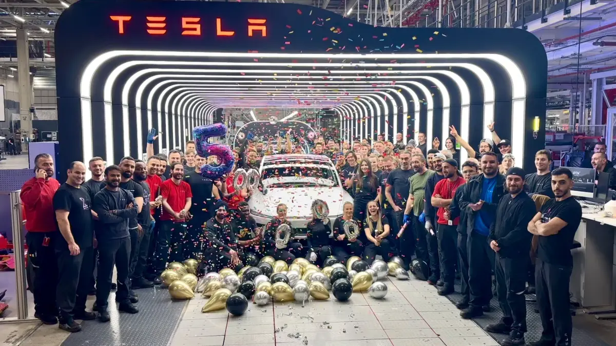 Tesla-Mitarbeiter in der Gigafactory Grünheide feiern das 500.000 Model Y, das am 31. März 2025 vom Band der Fabrik gerollt ist.