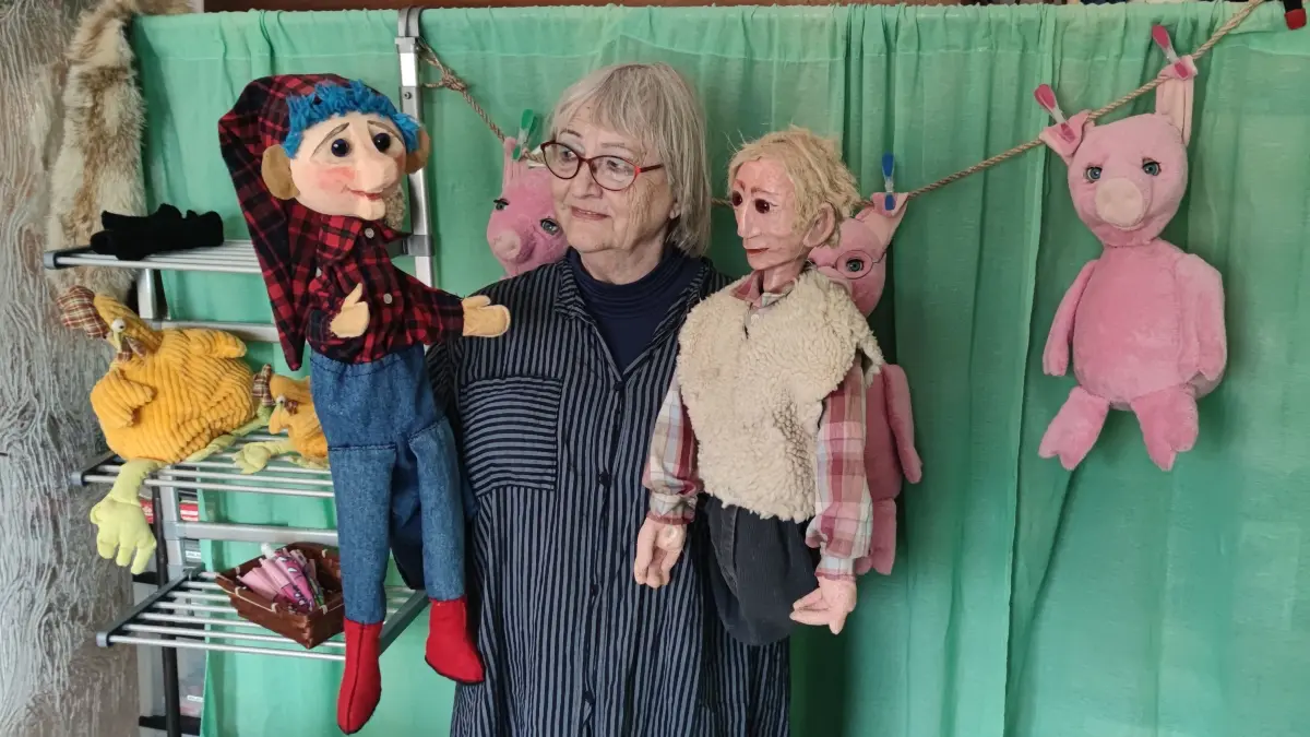 Puppenspielerin Karin Heym im Zwiegespräch mit ihrem Kasper.