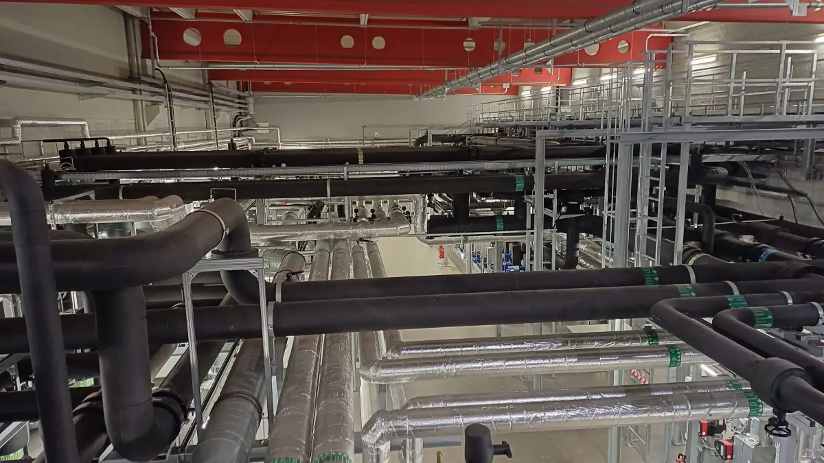 Blick in die Kältezentrale des Data Rechenzentrums in Berlin-Spandau. Die Abwärme von Rechenzentren soll in Berlin zunehmend für das Heizen vom Wohnungen genutzt werden.
