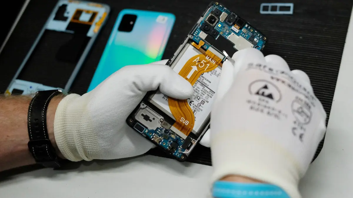 Alte Smartphones: ARCHIV - 21.07.2021, Sachsen, Hartmannsdorf: Reparatur eines Mobiltelefons. (zu dpa: «Deutsche horten Millionen Althandys») Foto: Sebastian Willnow/dpa-Zentralbild/dpa +++ dpa-Bildfunk +++