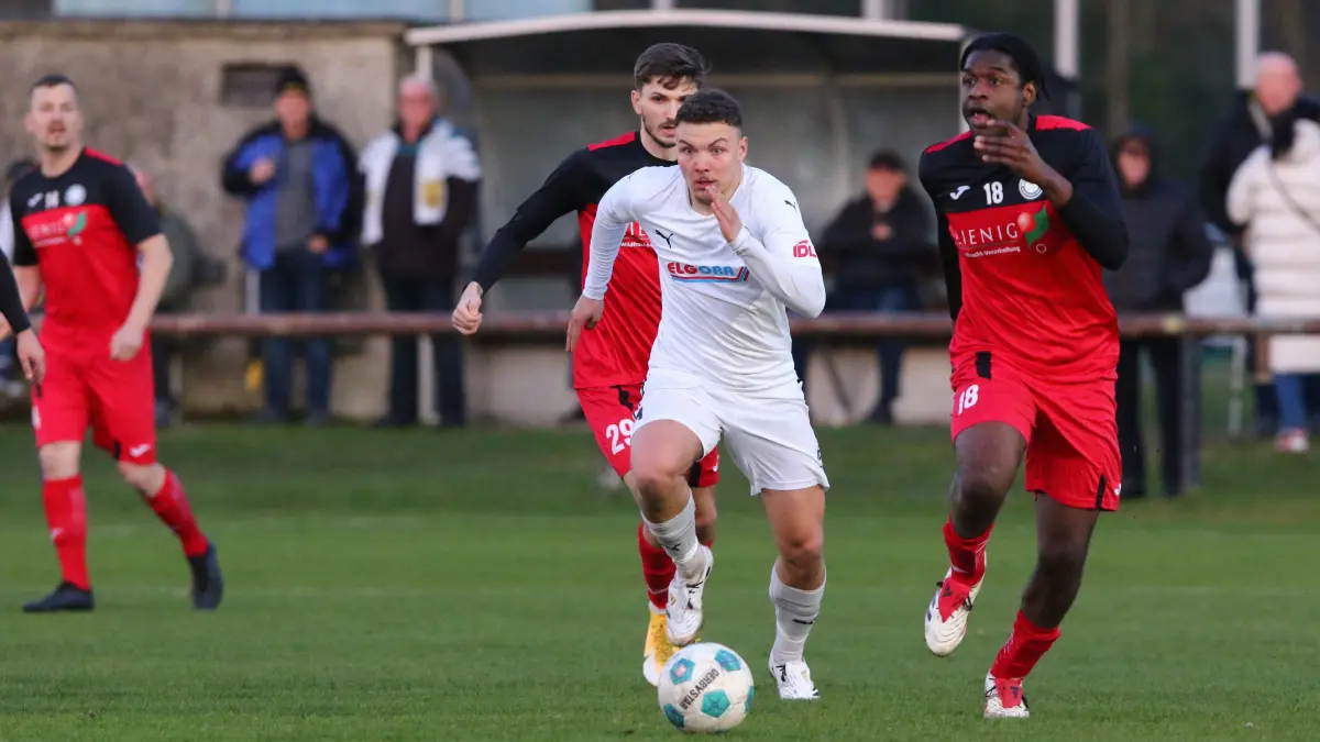 Gegen den BSC Preußen Blankenfelde-Mahlow verlor TuS Sachsenhausen (Lion Renner am Ball) am 1. April mit 1:3 sein Heimspiel. Es war das erste Spiel nach dem Abschied der Sportlichen Leiterin Mareike Heilemann. Nun wird ein Nachfolger gesucht.