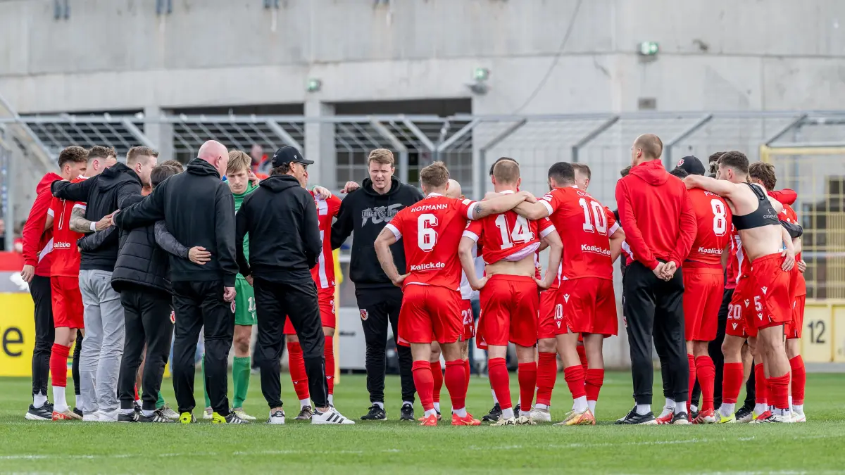Die Cottbusser besprechen im Spielerkreis die Niederlage nach der Partie.
GER, TSV 1860 Muenchen vs. FC Energie Cottbus, Fussball, 3. Bundesliga, 31. Spieltag, Saison 2024/2025, 05.04.2025.
(DFL DFB REGULATIONS PROHIBIT ANY USE OF PHOTOGRAPHS as IMAGE SEQUENCES and or QUASI-VIDEO).
Foto: Eibner-Pressefoto/Heike Feiner