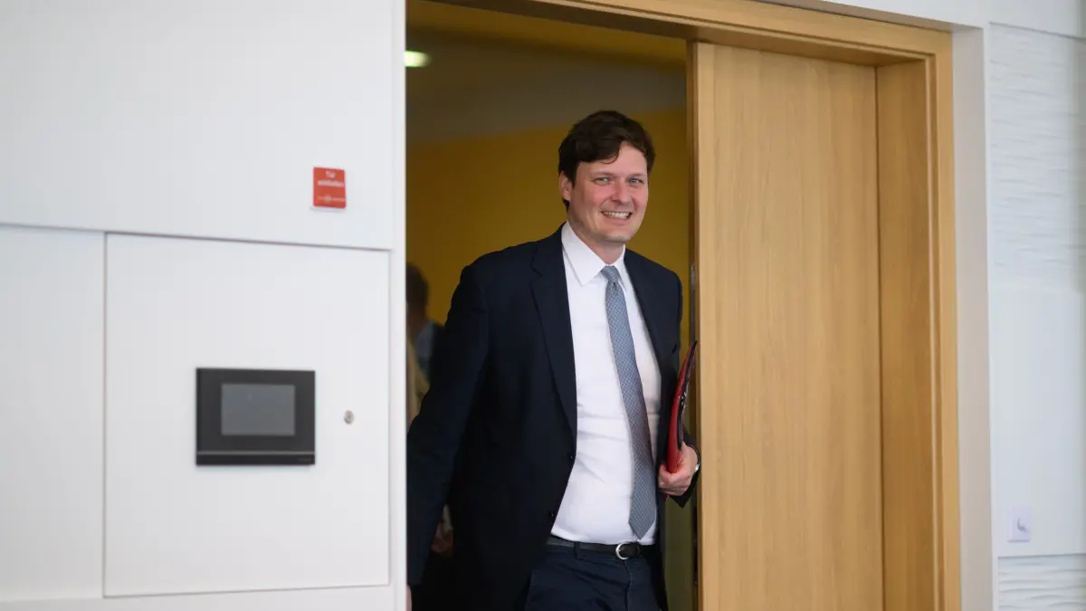 Vorstellung eines neuen Schulversuches in Sachsen: 08.04.2025, Sachsen, Freiberg: Conrad Clemens (CDU), Kultusminister von Sachsen, kommt im Beruflichen Schulzentrum für Technik «Julius Weisbach» vor Beginn der Vorstellung eines neuen Schulversuches zur Gewinnung von Oberschülern für den Lehrerberuf in einen Konferenzraum. Foto: Robert Michael/dpa +++ dpa-Bildfunk +++