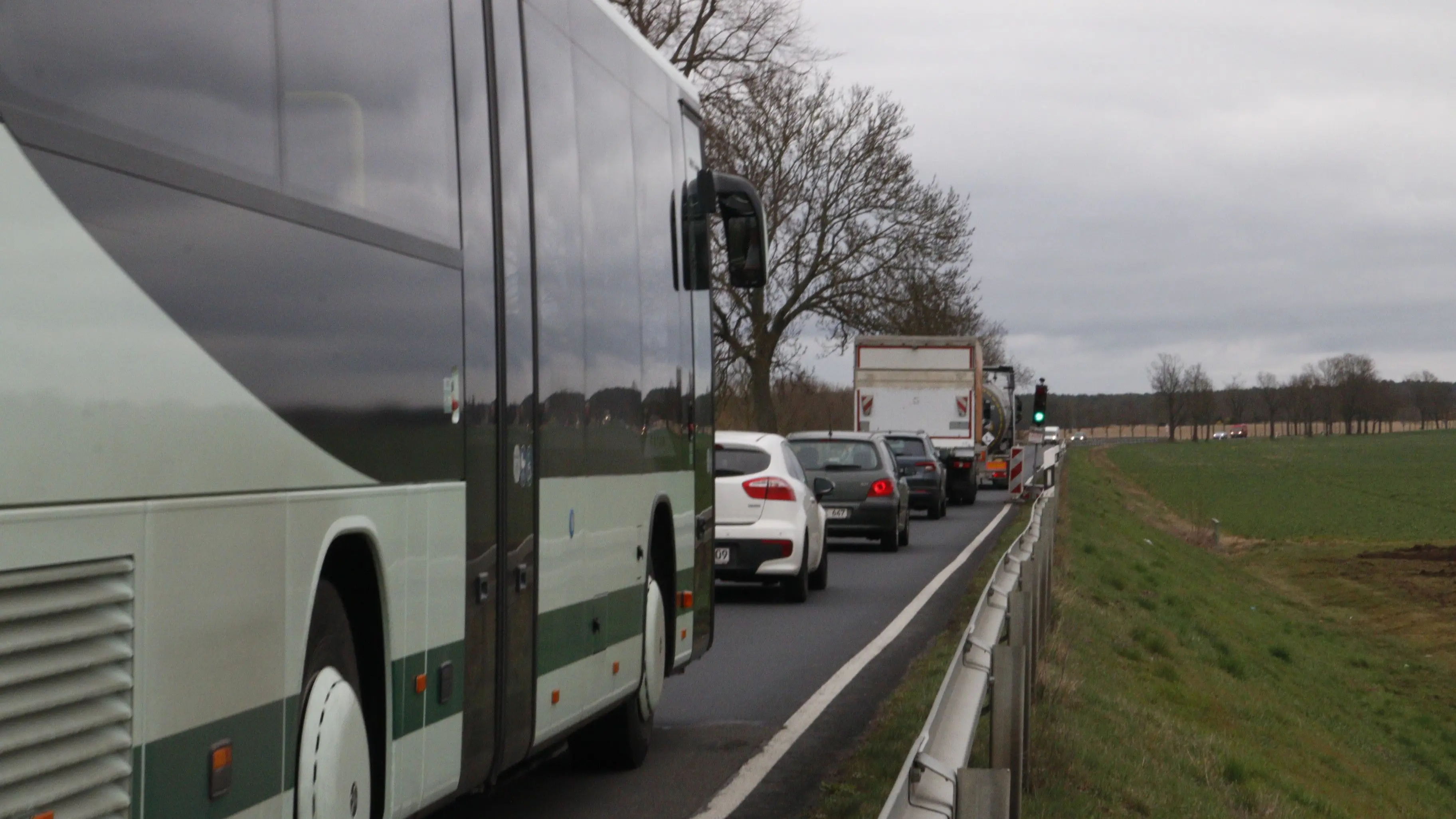 B87 in Herzberg: Böschung instabil – Ampel bleibt, Sperrung kommt ...