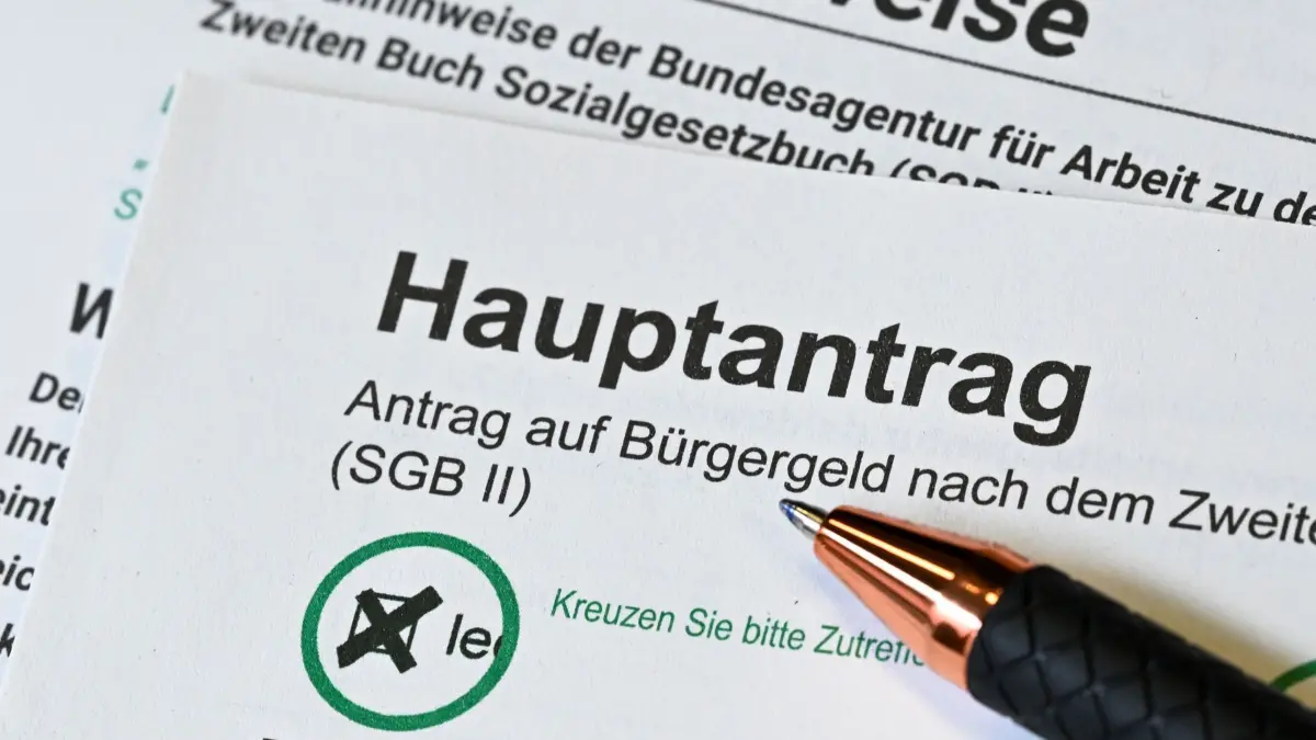 Bürgergeld: ARCHIV - 28.03.2024, Berlin: Im Jobcenter Tempelhof-Schöneberg liegt ein Antrag auf Bürgergeld und dazu passende Ausfüllhinweise. (zu dpa: «Verschärfung beim Bürgergeld geplant») Foto: Jens Kalaene/dpa +++ dpa-Bildfunk +++