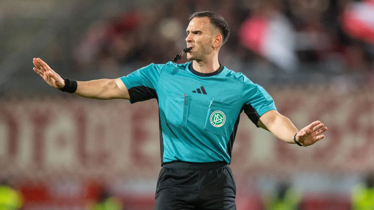 3. Liga Energie Cottbus - RW Essen 2024/25: Fussball, Herren, Saison 2024/2025, 3. Liga (32. Spieltag), FC Energie Cottbus - Rot-Weiss Essen, Schiedsrichter Leonidas Exuzidis, 09.04. 2025, Foto: Sebastian Räppold / Matthias Koch