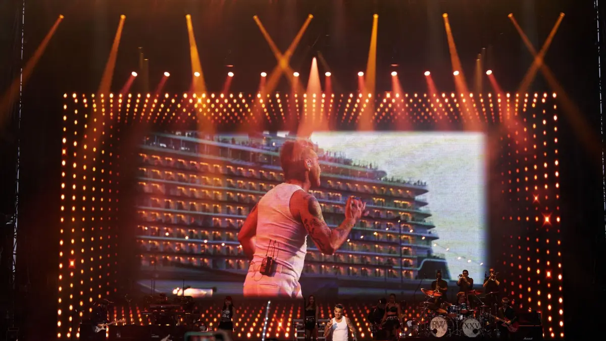 „Relaxing rocks“: Spektakuläre Taufe der Mein Schiff Relax mit Robbie Williams / Erstmals konnten die Gäste von drei Schiffen der Flotte den feierlichen Moment gemeinsam erleben